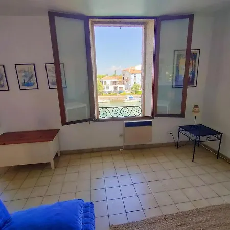 : Vue Exceptionnelle Sur Le Fleuve Et Grand De 2 Au Coeur Du Centre Historique D'agde. Apartment *