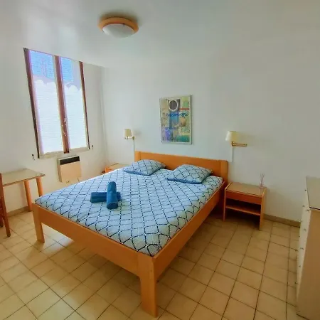 : Vue Exceptionnelle Sur Le Fleuve Et Grand De 2 Au Coeur Du Centre Historique D'agde. Apartment Agde