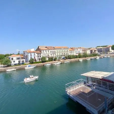 : Vue Exceptionnelle Sur Le Fleuve Et Grand De 2 Au Coeur Du Centre Historique D'agde. Apartment Agde