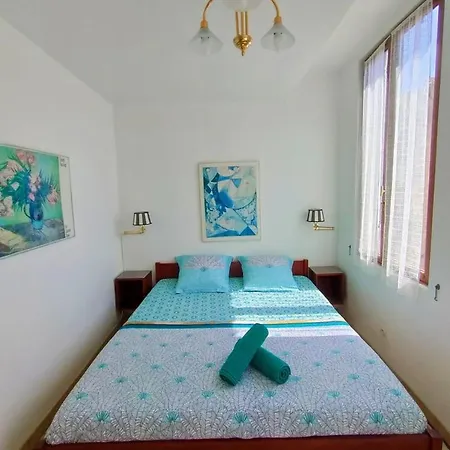 : Vue Exceptionnelle Sur Le Fleuve Et Grand De 2 Au Coeur Du Centre Historique D'agde. Apartment *