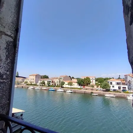Apartment : Vue Exceptionnelle Sur Le Fleuve Et Grand De 2 Au Coeur Du Centre Historique D'agde. Agde