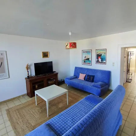 Apartment : Vue Exceptionnelle Sur Le Fleuve Et Grand De 2 Au Coeur Du Centre Historique D'agde. Agde