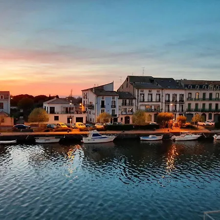 : Vue Exceptionnelle Sur Le Fleuve Et Grand De 2 Au Coeur Du Centre Historique D'agde. *