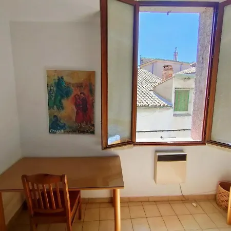 Apartment : Vue Exceptionnelle Sur Le Fleuve Et Grand De 2 Au Coeur Du Centre Historique D'agde. *