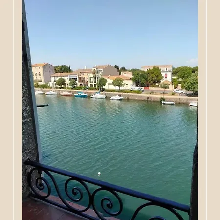 : Vue Exceptionnelle Sur Le Fleuve Et Grand De 2 Au Coeur Du Centre Historique D'agde. Lägenhet Agde