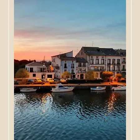 Lägenhet : Vue Exceptionnelle Sur Le Fleuve Et Grand De 2 Au Coeur Du Centre Historique D'agde. Agde
